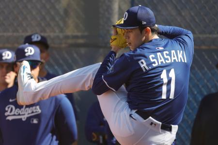 　ブルペンで投球練習するドジャース・佐々木＝グレンデール（共同）