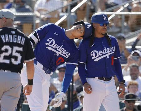 　４回、中前打で出塁し、ヘルメットを合わせようとする大谷（共同）