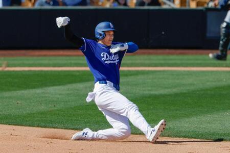 　４回、後続の併殺打で二塁に滑り込むドジャース・大谷（共同）