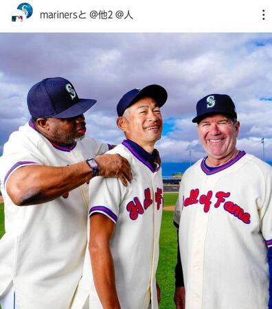 　グリフィー氏に肩を揉まれるイチロー氏。右はエドガー・マルティネス氏。マリナーズのインスタグラム（ｍａｒｉｎｅｒｓ）より