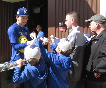 佐々木朗希、あす米実戦初登板　休日返上で調整　即席サイン会でファンと交流