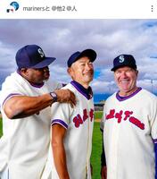 　グリフィー氏に肩を揉まれるイチロー氏。右はエドガー・マルティネス氏。マリナーズのインスタグラム（ｍａｒｉｎｅｒｓ）より