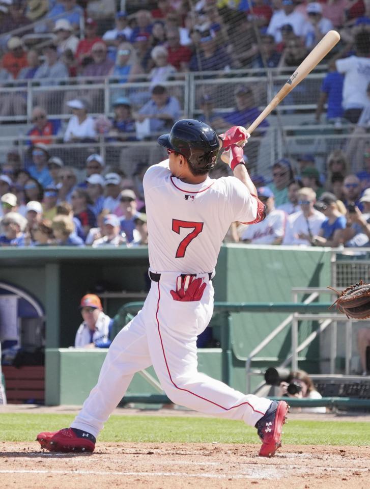 　１回、２点二塁打を放つ吉田