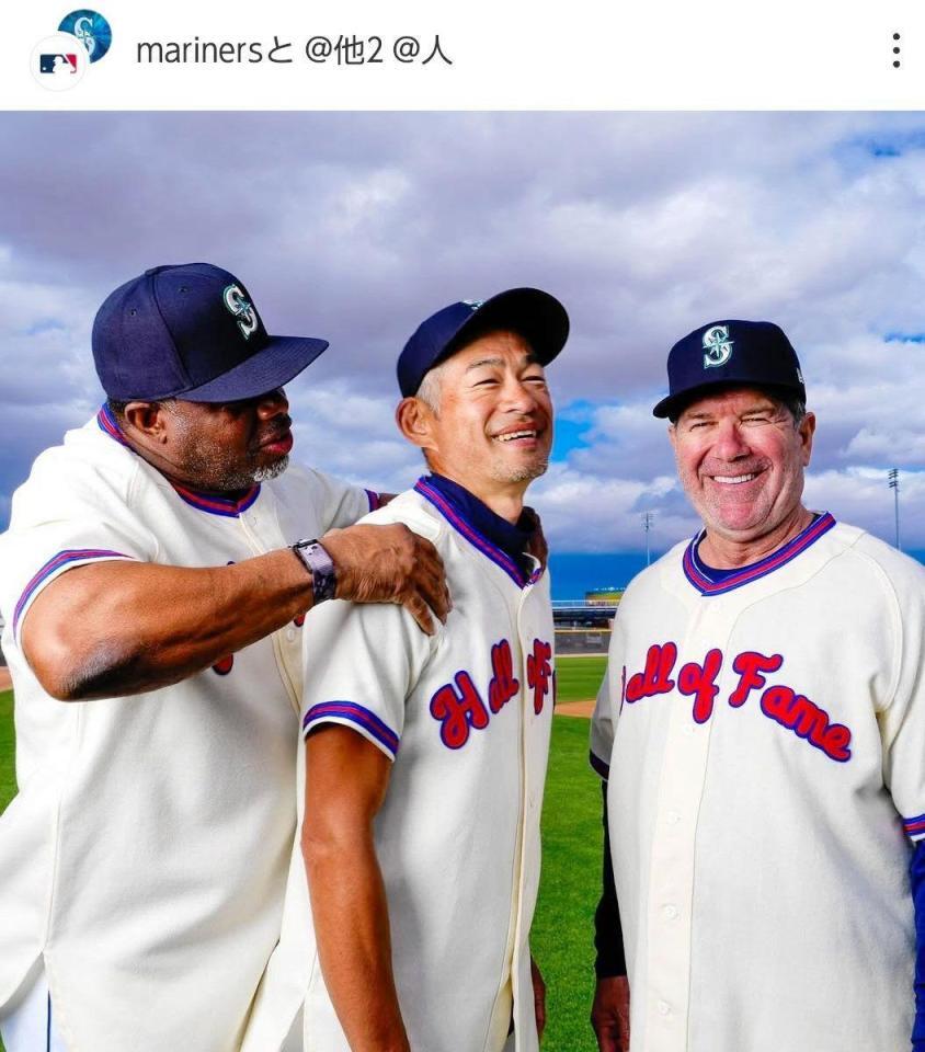 　グリフィー氏に肩を揉まれるイチロー氏。右はエドガー・マルティネス氏。マリナーズのインスタグラム（ｍａｒｉｎｅｒｓ）より