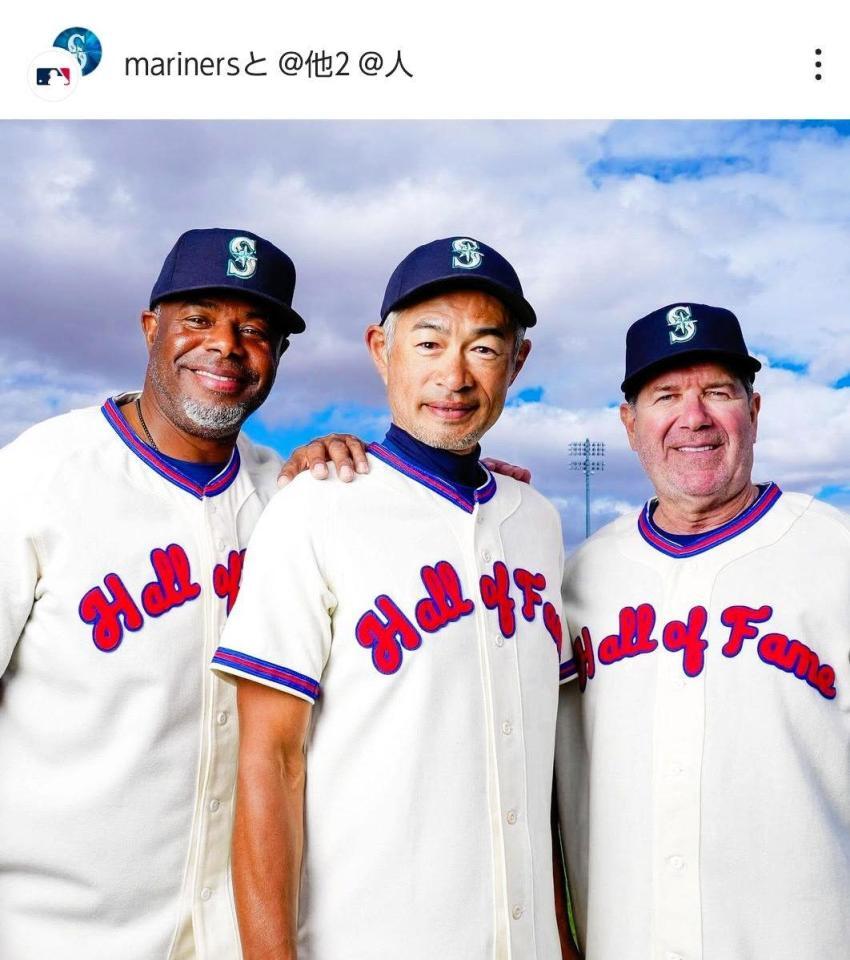 　グリフィー氏とマルティネス氏に挟まれるイチロー氏。マリナーズのインスタグラム（ｍａｒｉｎｅｒｓ）より