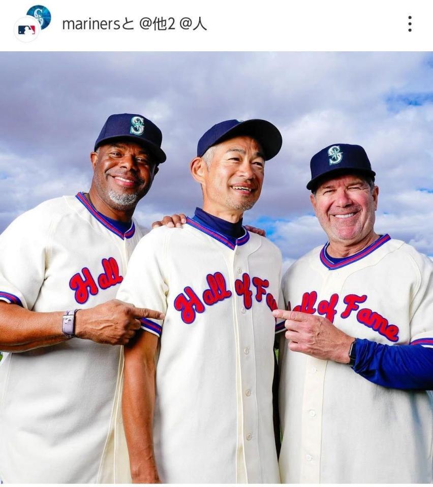 　グリフィー氏とマルティネス氏に挟まれるイチロー氏。マリナーズのインスタグラム（ｍａｒｉｎｅｒｓ）より