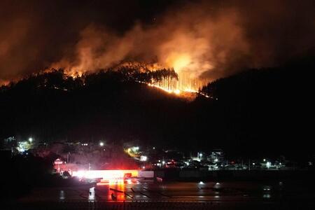 　延焼が続く岩手県大船渡市赤崎町の山林火災現場（１秒露光）