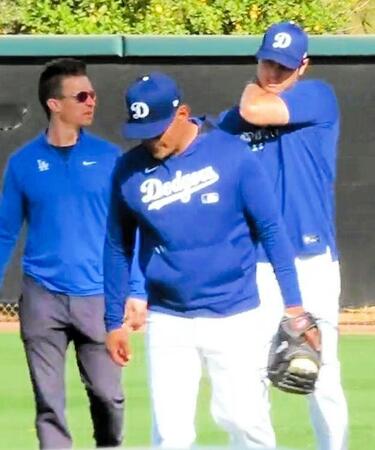 　キャッチボールを終え、引き揚げる際に背中を押さえる大谷（撮影・小林信行）