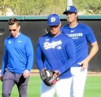 　キャッチボールを終え、表情を曇らせる大谷（撮影・小林信行）