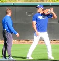 　トレーナーの前で打席に立つ構えを見せる大谷（撮影・小林信行）