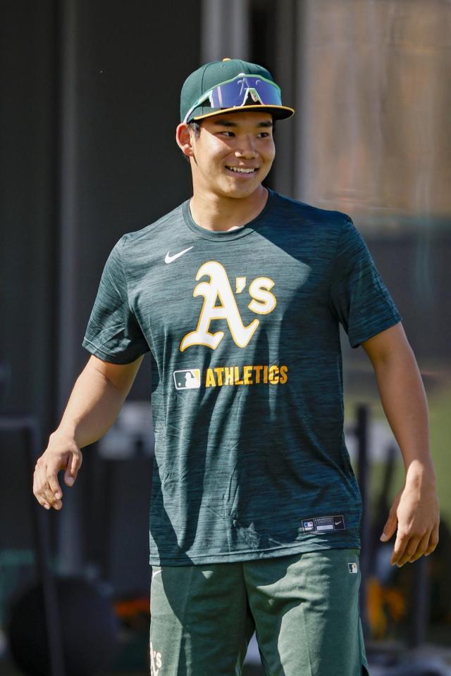 　マイナーキャンプに合流し、笑顔でウオーミングアップする森井