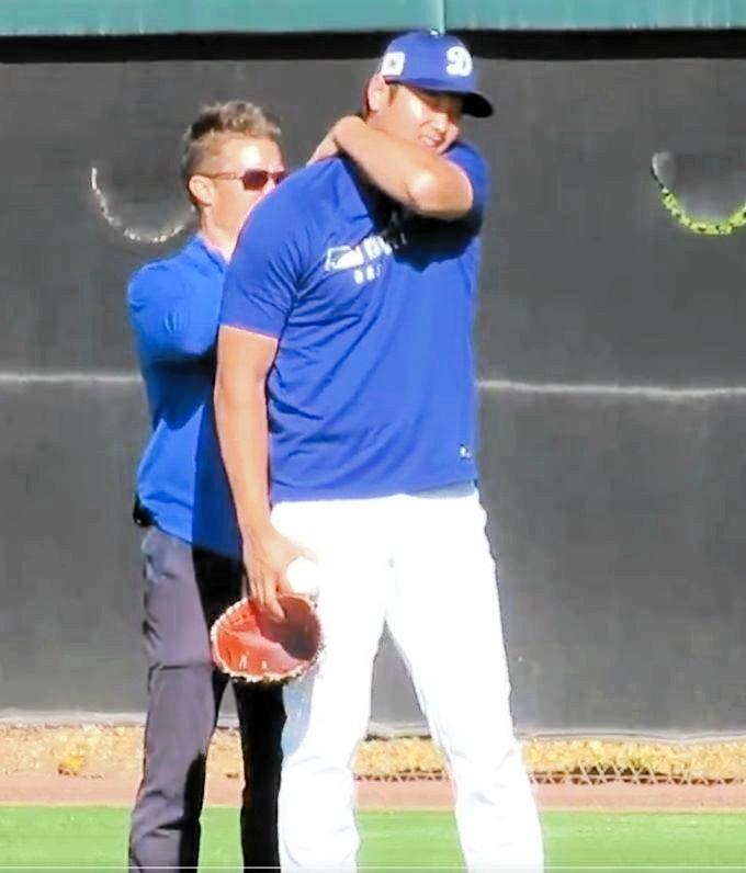 　トレーナーに背中をほぐしてもらう大谷（撮影・小林信行）