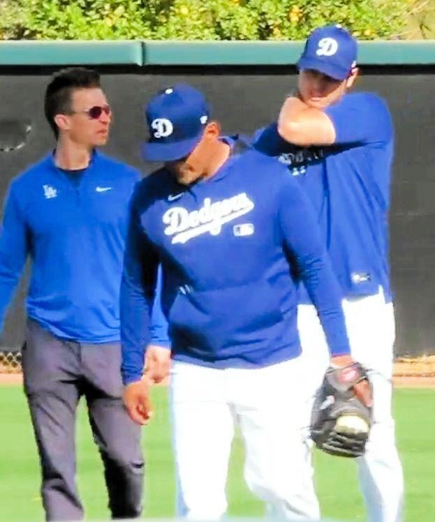 　キャッチボールを終え、引き揚げる際に背中を押さえる大谷（撮影・小林信行）