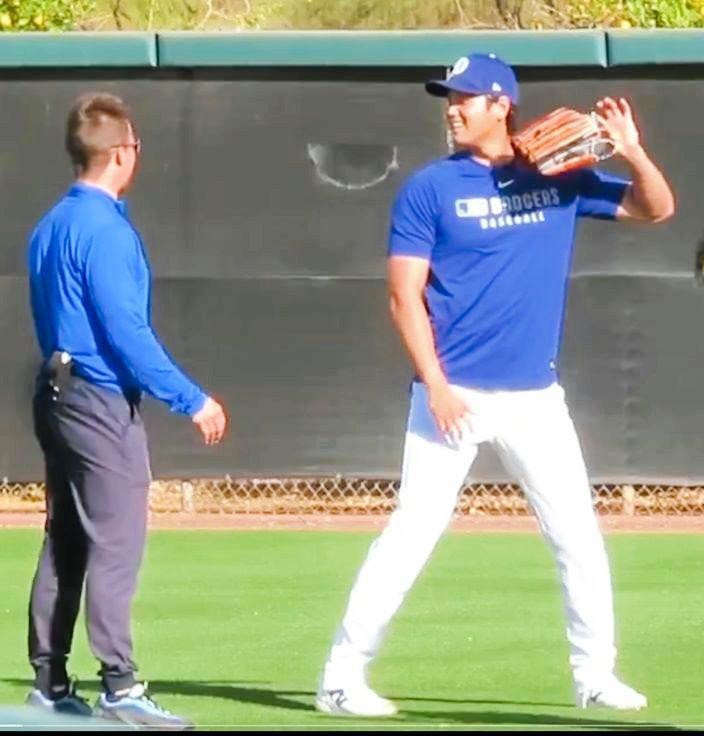 　トレーナーの前で打席に立つ構えを見せる大谷（撮影・小林信行）