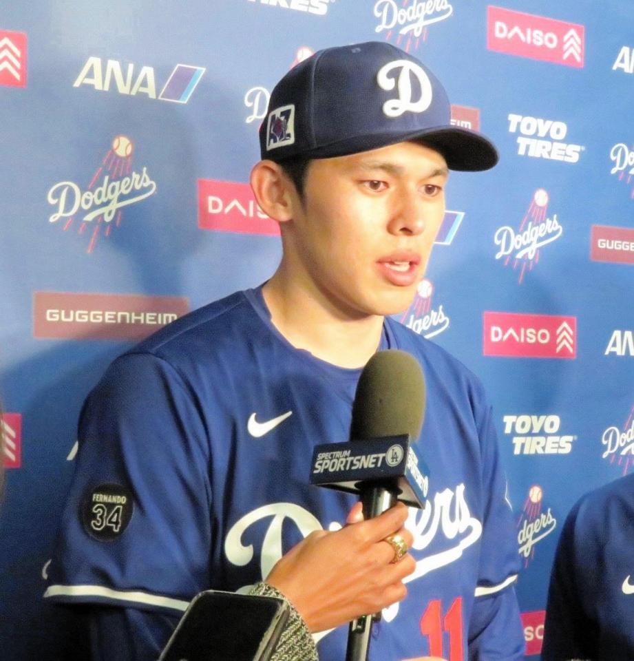 　登板後、報道陣の質問に応じる佐々木（撮影・小林信行）