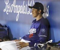 　２番手でオープン戦に初登板し、５回を投げ終えベンチに戻った佐々木（共同）