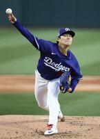 　先発し、４回４安打２失点だった山本（共同）