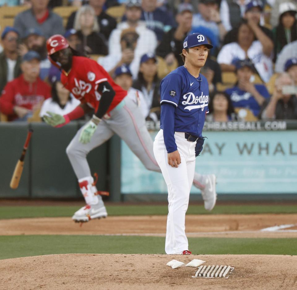 　１回、デラクルス（奥）に先制打を浴びた山本（共同）