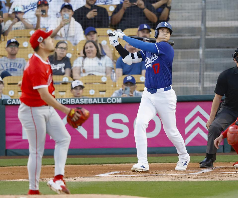 　オープン戦に初出場し、先頭打者本塁打を放つ大谷。投手菊池＝２月２８日（提供・共同通信社）