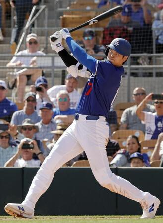 　レンジャーズ戦の６回、左前打を放つ大谷（共同）