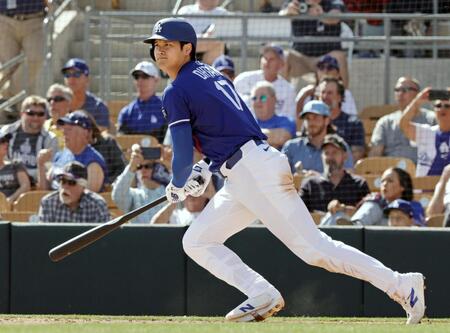 　レンジャーズ戦の６回、左前打を放つ大谷（共同）