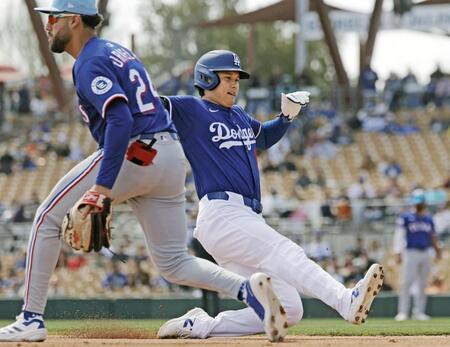 　レンジャーズ戦の１回、フリーマンの左飛で三塁にタッチアップする大谷（共同）