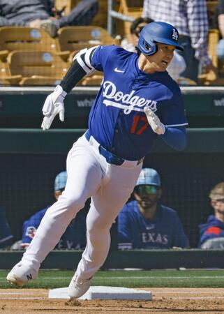 　レンジャーズ戦の１回、左翼線に二塁打を放ち一塁を回る大谷（共同）