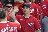 　ベンチでタッチを交わす小笠原（共同）