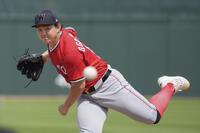 　２回０／３を投げ４安打２失点だった小笠原（共同）