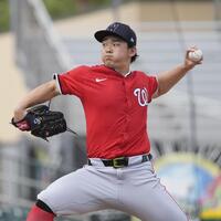 　２回０／３を投げ４安打２失点だった小笠原（共同）