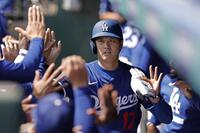 　レンジャーズ戦の１回、生還しナインに迎えられる大谷（共同）