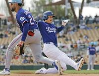 　レンジャーズ戦の１回、フリーマンの左飛で三塁にタッチアップする大谷（共同）