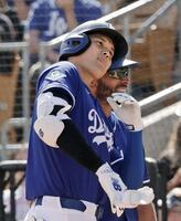 　レンジャーズ戦の６回、左前打を放ち、コーチと頭をぶつけ合う大谷（共同）