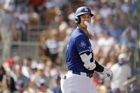 　レンジャーズ戦の４回、二ゴロに倒れベンチに引き揚げる大谷（共同）