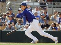 　レンジャーズ戦の６回、左前打を放つ大谷（共同）