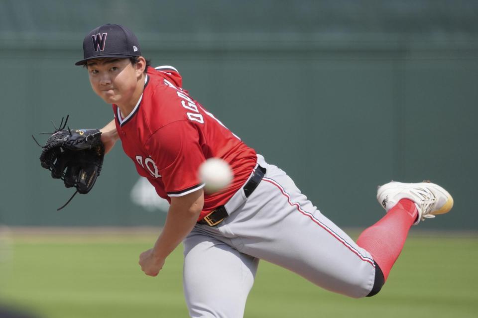 　２回０／３を投げ４安打２失点だった小笠原（共同）