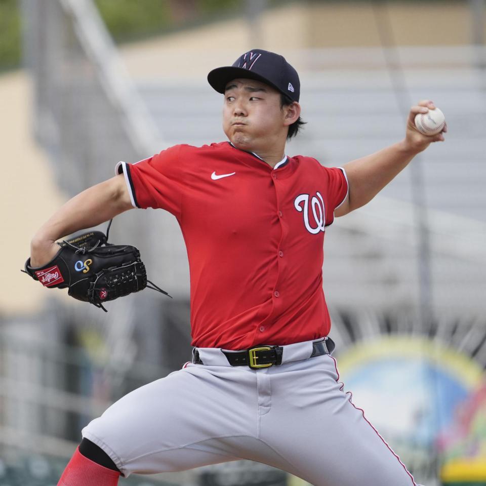 　２回０／３を投げ４安打２失点だった小笠原（共同）