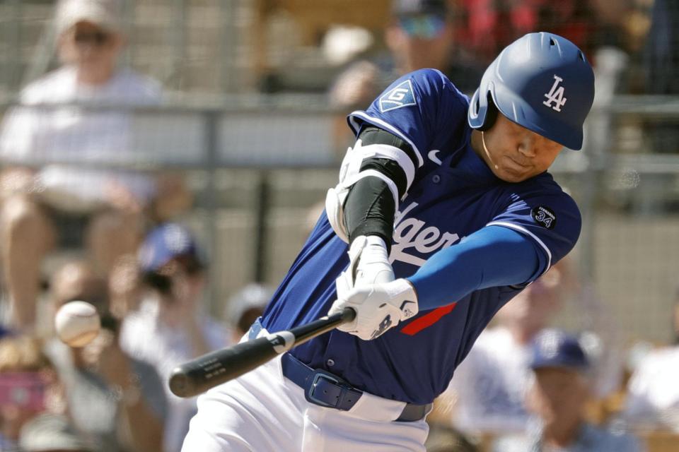 　レンジャーズ戦の１回、左翼線に二塁打を放つ大谷（共同）