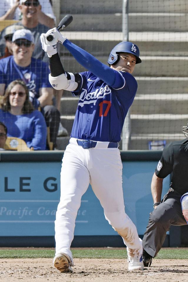 　レンジャーズ戦の６回、左前打を放つ大谷（共同）