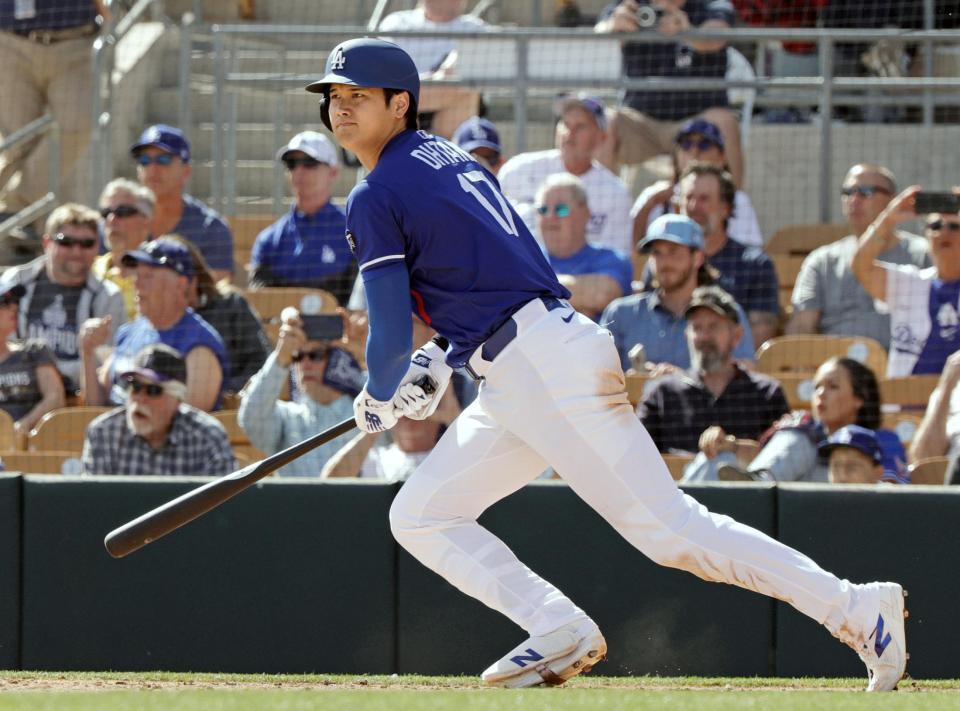 　レンジャーズ戦の６回、左前打を放つ大谷（共同）