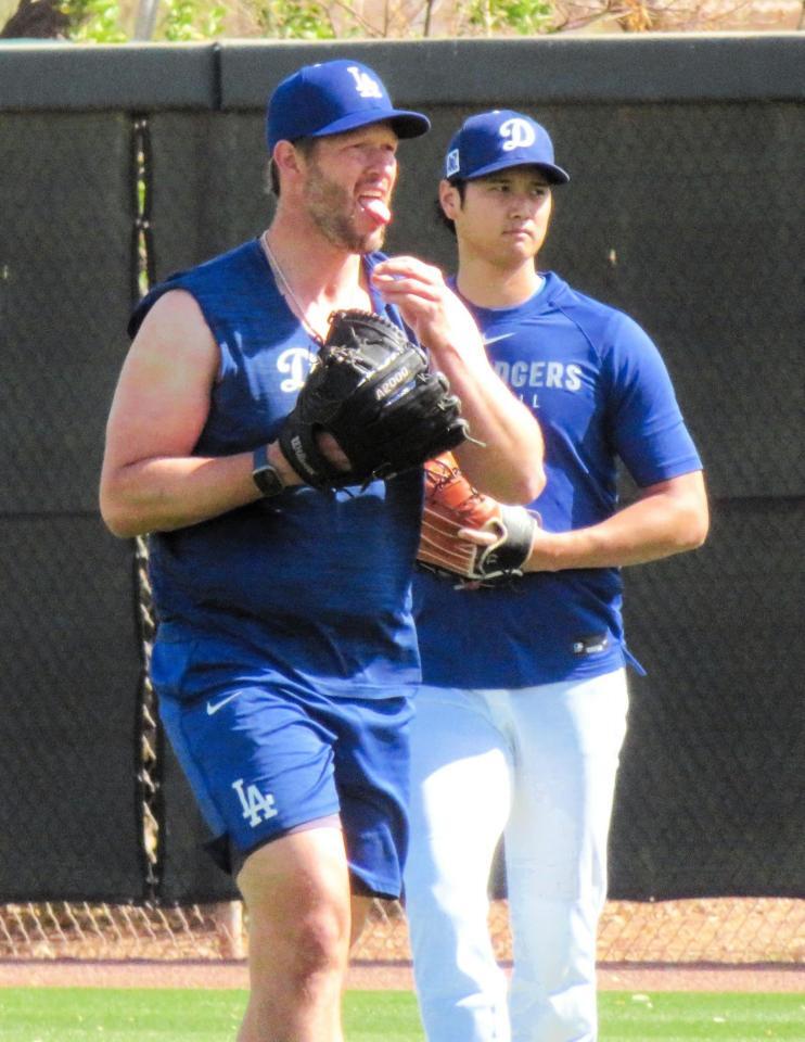 　試合前にカーショーと並んでキャッチボールをする大谷（撮影・小林信行）