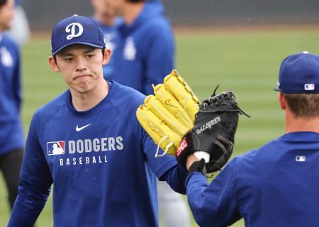 　キャッチボールを終えてタッチを交わすドジャース・佐々木＝グレンデール（共同）