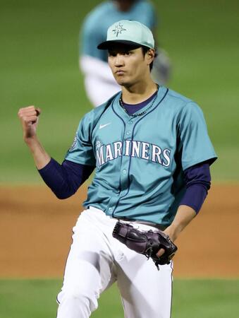 　ドジャース戦の８回に登板し、三振を奪いガッツポーズする藤浪（共同）