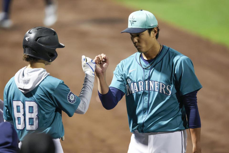 　ドジャース戦の８回に登板し、無得点に抑えボールボーイとタッチを交わす藤浪（共同）