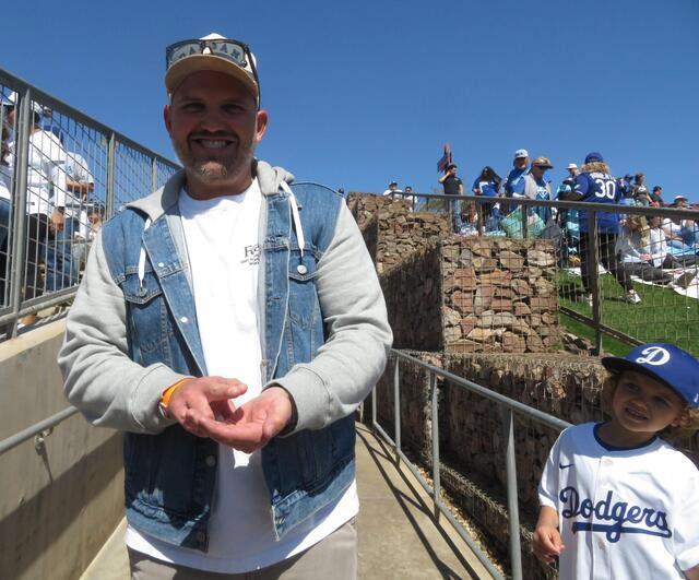 　おなじみのすしポーズを披露するレアードさんと長男セバスチャン君（撮影・小林信行）