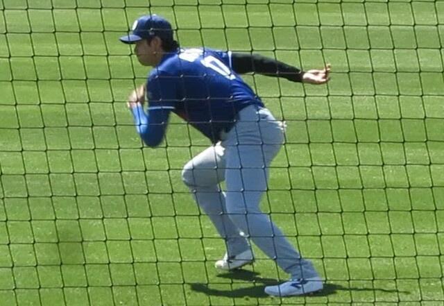 　試合前のフィールドで盗塁のスタートを切る練習をする大谷（撮影・小林信行）