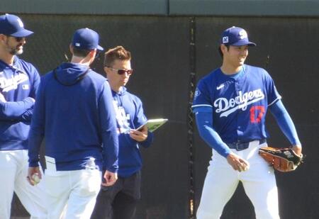 大谷翔平、強度下げて平地で球速１４３キロ　球種は速球系限定　測定機器で投球分析　練習中は笑顔絶えず