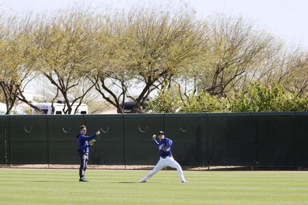 　投球練習するドジャース・大谷