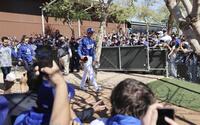 　ファンが詰めかける中、練習場へ向かうドジャース・大谷