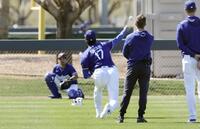 　投球練習するドジャース・大谷（共同）